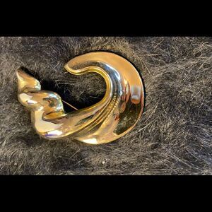 Beautiful vintage golden brooch! 
